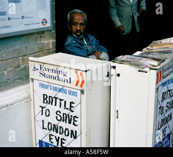 Evening Standard fournisseur avec un nez cassé à Whitechapel, East London Banque D'Images