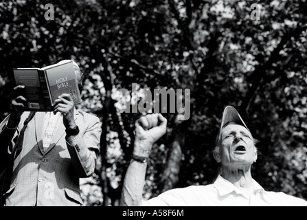 Musulman fait chahuter lors de la lecture de la Bible au Speakers' Corner à Hyde Park, Londres Banque D'Images