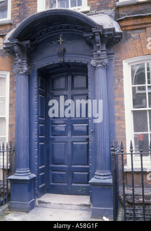 Angleterre Londres Spitalfields porte avant dans la rue Fournier porte du début du 18e siècle au début de l'architecture de style géorgien classique Banque D'Images