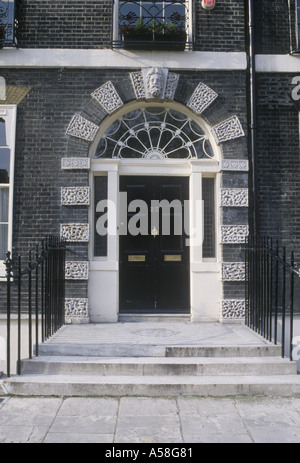 Bedford Square Londres Angleterre terrasse géorgienne n° 25 c 1776 porte imposte pierre coade rustiquée et chaînages portes keystone Banque D'Images