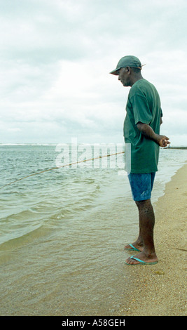 Portrait couleur de pêcheur sur la plage à Bahia, Brésil. Banque D'Images