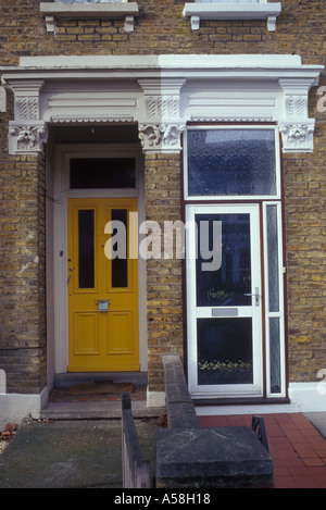 Kilburn le nord de Londres Angleterre Royaume-uni paire de portes avant sur une maison victorienne en état d'origine un remplacement des années 1990 Banque D'Images