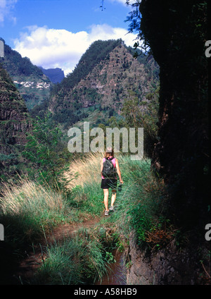 dh Levada dos Curral SOCORRIDOS VALLEY MADEIRA Walkers randonnée Levadas vacances tourisme randonnée pédestre sentier de randonnée pédestre sentier de randonnée pédestre marcheur sentier de femme Banque D'Images