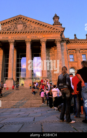 Extérieur de la 19e siècle bâtiment du Reichstag le siège du Bundestag, le parlement allemand Berlin Allemagne Banque D'Images