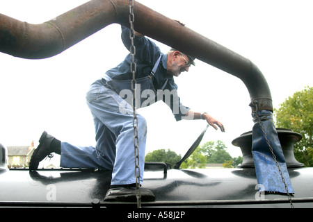 30 août 2006. Le conducteur de train doit avoir de l'eau et le flexible se prépare à remplir le réservoir d'eau. Gwili Railway, Carmarthen. Au sud Banque D'Images