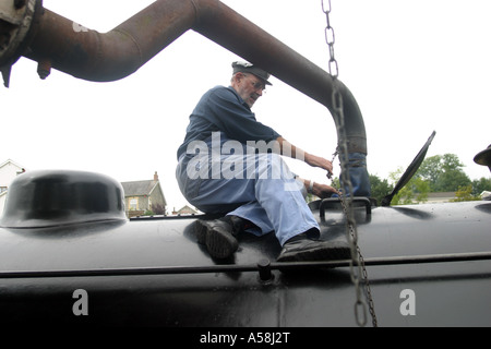 30 août 2006. Le conducteur de train doit avoir de l'eau et le flexible se prépare à remplir le réservoir d'eau. Gwili Railway, Carmarthen. Au sud Banque D'Images