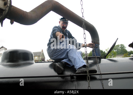 30 août 2006. Le conducteur de train doit avoir de l'eau et le flexible se prépare à remplir le réservoir d'eau. Gwili Railway, Carmarthen. Au sud Banque D'Images