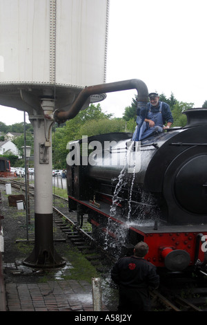 30 août 2006. Le conducteur de train doit avoir de l'eau et le flexible se prépare à remplir le réservoir d'eau. Gwili Railway, Carmarthen. Au sud Banque D'Images