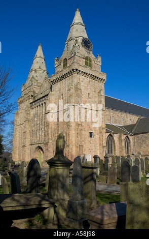 Dh St Machars vieille cathédrale Église ABERDEEN ABERDEEN cimetière pierres tombales réveil Twin Towers Banque D'Images