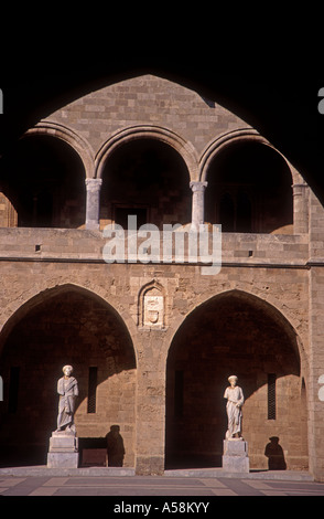 Ancient Staues ornent le Palais des grands maîtres du château de Rhodes en Grèce. GXPL 4821-452 Banque D'Images