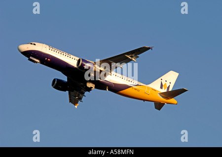 Moteur d'Airbus 320-212 lits moyen courrier avion de ligne de Monarch Airlines Ltd. XAV 4839-454 Banque D'Images