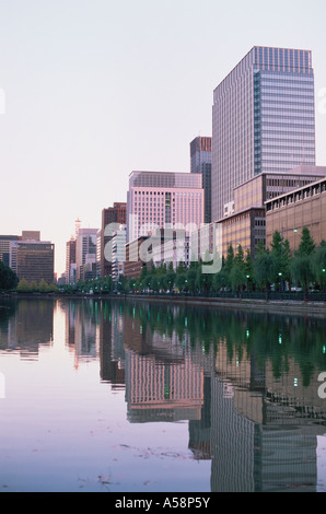 Le Japon, Tokyo Hibiya, Dori Avenue et du quartier des affaires de Marunouchi Skyline Banque D'Images