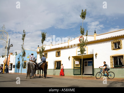 Garçon sur le vélo à la Feria, Fuengirola Fuengirola, Costa del Sol, Espagne, Andalicia Banque D'Images