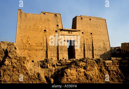 Le mieux préservé d'Edfou temple en Égypte en raison de l'énorme des murs en brique érigée dans l'antiquité pour la protéger de l'inondation du Nil Banque D'Images