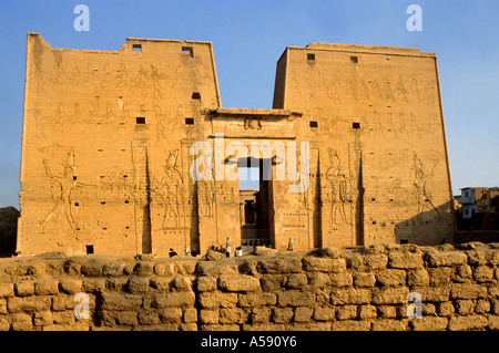 Le mieux préservé d'Edfou temple en Égypte en raison de l'énorme des murs en brique érigée dans l'antiquité pour la protéger de l'inondation du Nil Banque D'Images