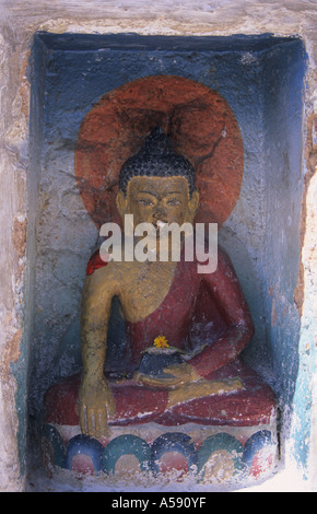 Statue de Bouddha dans la niche au Népal Katmandou stupa Charumati Banque D'Images