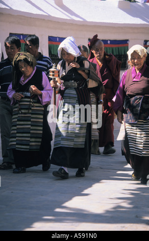 La Marche des pèlerins autour de Bodhnath stupa bouddhiste de Katmandou au Népal Banque D'Images