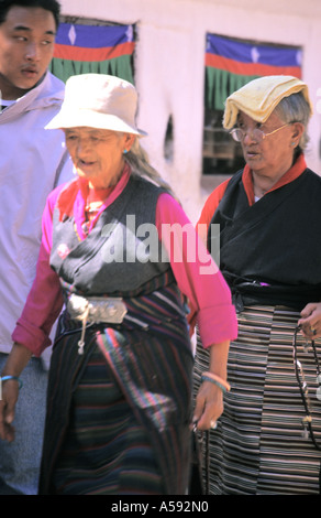 La Marche des pèlerins autour de Bodhnath stupa bouddhiste de Katmandou au Népal Banque D'Images