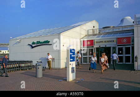 Duty Free Shoppers laissant bâtiment Passagers Eurotunnel Le Shuttle Folkestone Angleterre UK Banque D'Images