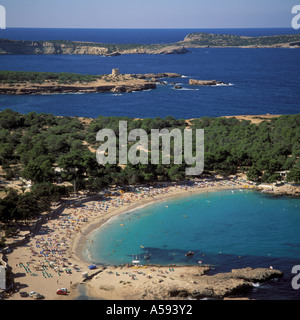 Vue aérienne sur Cala Bassa à West, San Antonia Bay, NW Ibiza, Baléares, Espagne. Banque D'Images