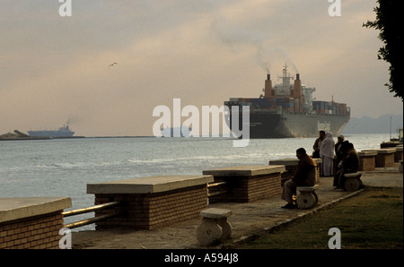 Porte-conteneurs entrant dans le canal de Suez depuis le golfe de Suez près de la ville de Suez Egypte Banque D'Images