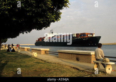 Porte-conteneurs entrant dans le canal de Suez depuis le golfe de Suez près de la ville de Suez Egypte Banque D'Images