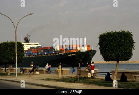 Porte-conteneurs entrant dans le canal de Suez depuis le golfe de Suez près de la ville de Suez Egypte Banque D'Images