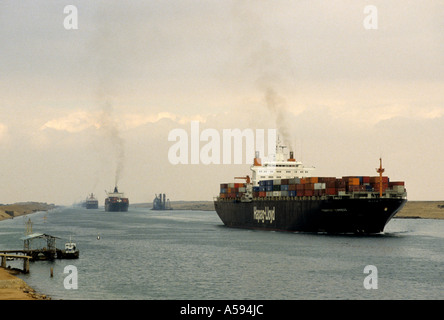 Porte-conteneurs entrant dans le canal de Suez depuis le golfe de Suez près de la ville de Suez Egypte Banque D'Images