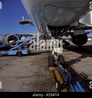 Scène à l'aéroport de Palma de Majorque le chargement de fret bagages sur Thomas Cook 757 Boeing 200 reg D ABNN Balle vue du train avant Banque D'Images