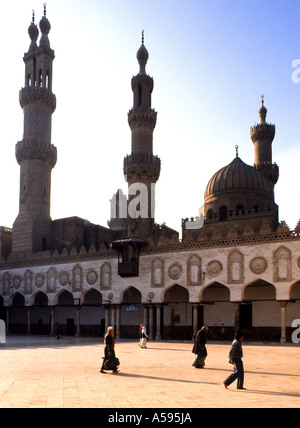 Cour de la mosquée Al Azhar au Caire en Égypte plus ancienne université du monde Banque D'Images