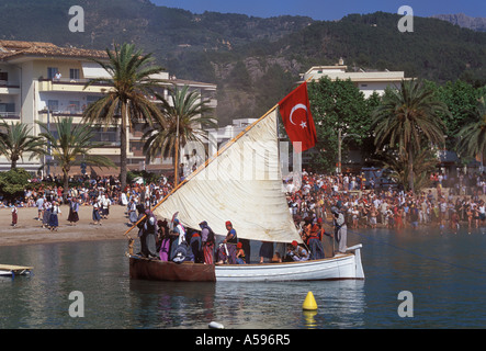 Scène au cours de la bataille contre les chrétiens Moors re adoption Fiesta dans le Port de Soller Mallorca Baleares Espagne 10 mai 2003 Banque D'Images