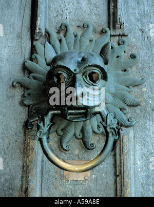 Lion's Head knocker sanctuaire sur la porte de l'ouest de la cathédrale de Durham, Durham City, County Durham, England, UK. Banque D'Images