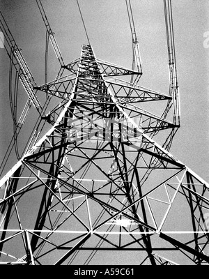 Étude de l'acier monochrome sommier Structure d'un réseau national d'électricité à haute tension pylône, UK Banque D'Images