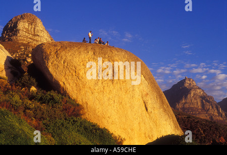 Les gens à regarder le coucher du soleil par les Lions Head, Cape Town, Afrique du Sud Banque D'Images