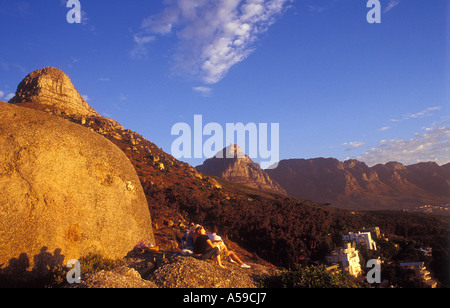 Les gens à regarder le coucher du soleil par les Lions Head, Cape Town, Afrique du Sud Banque D'Images