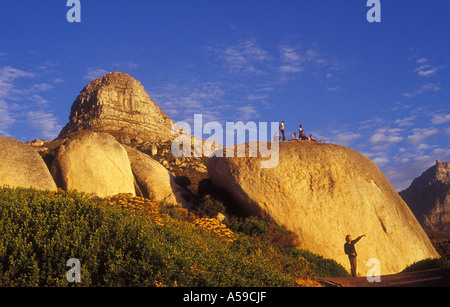 Les gens à regarder le coucher du soleil par les Lions Head, Cape Town, Afrique du Sud Banque D'Images