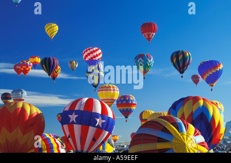 Des centaines de ballons colorés d'un levé au cours de festival à Albuquerque au Nouveau Mexique Banque D'Images