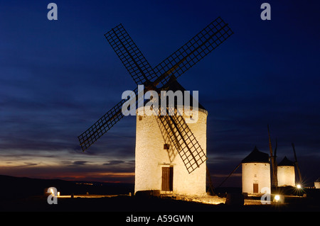 Les moulins à vent sur la Colline la nuit, Castilla La Mancha, Ciudad Real, Espagne Provence Banque D'Images