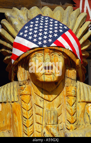 Drapeau américain sur la sculpture d'Indiens d'Amérique, Utah, USA Banque D'Images