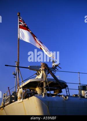 Canon de 30 mm et la white ensign monté sur l'arrière de la Frégate Banque D'Images