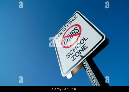 Plaque de rue indique qu'il s'agit d'un drug free zone scolaire Banque D'Images