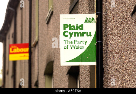 Le Parti de Plaid Cymru Wales Wales et Parti du travail des pancartes à l'extérieur des maisons mitoyennes dans le Gwent South Wales Valleys UK Banque D'Images