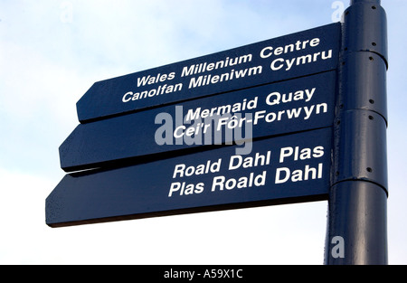 Langue Bilingue Anglais gallois signe à Wales Millennium Centre Cardiff Bay South Wales avec erreur d'orthographe Banque D'Images