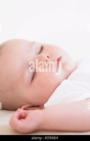 Calme Et Concentre Bebe Enfant Bebe Fille Enfant Dans La Couche Est Couche Sur Son Ventre Bras De Maintien Tendu Et Regardant Vers Le Haut Photo Stock Alamy