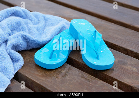 Tongs et serviette sur Dock Banque D'Images