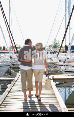 Couple sur un quai à la Marina