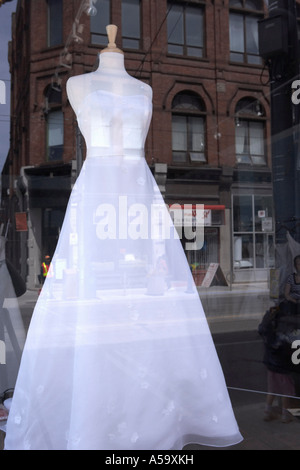 Robe de mariage sur l'affichage en magasin Banque D'Images