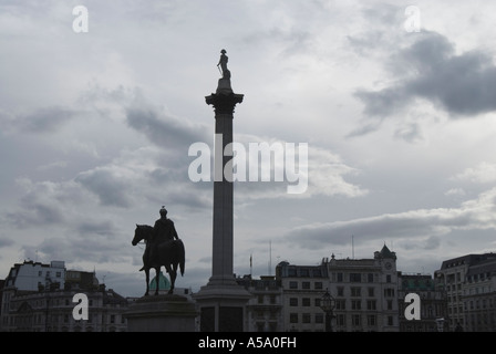 La recherche à travers Trafalgar square à Statue du Roi George IV en premier plan et Nelsons column Banque D'Images