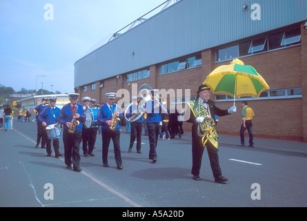 Le BRASS BAND À L'EXTÉRIEUR DU TERRAIN DE FOOTBALL DE NORWICH CITY Carrow Road East Anglia à Norwich NORFOLK ANGLETERRE UK Banque D'Images