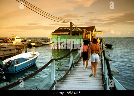 Belize Ambergris Cay attaquer fort Bar au coucher du soleil Banque D'Images